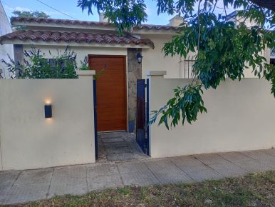 Ph al frente totalmente indepediente, con 2 habitaciones de 3 x 4 cada una, living-comedor de 7 x 3.5, cocina, patio con lavadero y parrilla de 7 x 3. ideal vivienda permanente, con Cloacas. - imagen1