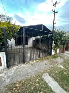 CASA EN BLOCK, 1 DPTO: 1 HABITACION, 1 BAÑO COMPLETO, COCINA COMEDOR - DPTO 2: 1 HABITACION, BAÑO COMPLETO, COCINA COMEDOR, LIVING, PATIO CUBIERTO, FONDO. DPTO 3: 1 HABITACION, BAÑO COMPLETO, COCINA COMEDOR, PATIO CUBIERTO Y FONDO, COCHERA TECHADA.  - imagen1