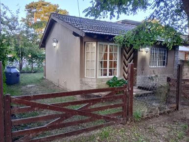 Casa de 3 ambientes en Santa Teresita, calle 102 e/ 126 y 127. Consta de 2 habitaciones , baño completo, cocina comedor, entrada para auto, patio.  ¡IMPORTANTE! Cuenta con todos los servicios: gas natural conectado, agua potable de red, cloacas. Amoblado( sin heladera). . Papeles al día para escriturar  - imagen1