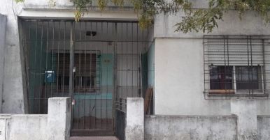 CASA DE 3 AMBIENTES CON PATIO, CUENTA CON TODOS LOS SERVICIOS. SE ESCUCHAN OFERTAS - imagen1