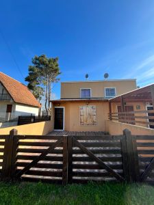 DUPLEX DE 4 AMBIENTES , IDEAL INVERSIÒN! EN PB CUENTA CON LIVING COMEDOR (5X5 APROX) COCINA, BAÑO, 1 HABITACION. EN 1º PISO 2 HABITACIONES Y 1  BAÑO. TIENE PATIO CON PARRILLA Y LAVADERO, CUENTA CON ENTRADA PARA  AUTO.  - imagen1