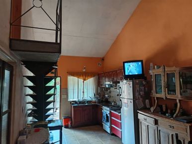 OPORTUNIDAD DE INVERSION!! AL FRENTE CASA DE 3AMB. ATRAS CUENTA CON 3 DUPLEX DE 3 AMB. TIENE ENTRADA DE AUTO- CUENTA CON GAS NATURAL EN LA CASA. APTO CREDITO. CONSULTE!  - imagen1