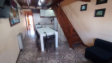 Este departamento esta ubicado en el centro de Santa Teresita y a pocos metros del mar. Es una oportunidad ideal si buscas una propiedad comoda para tus vacaciones. En planta baja cuenta con cocina comedor, baño completo, 1 dormitorio y espacio de lavadero y parrilla. Y en planta alta cuenta con dos dormitorios y un baño. Ademas cuenta con servicio de gas natural. Consultanos  - imagen1