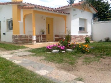 VENTA CHALET 4 AMB 1 CUADRA DE LA PLAYA. Chalet de 4 ambientes con 2 dormitorios con placards y buhardilla, cocina, living comedor, 1 baño principal, 1 ambiente independiente con baño, garaje con buhardilla, jardín, parque, parrilla, gas por red, cloacas. Lote de 10x40 con superficie total de 400 m2. - imagen1