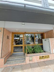 Dpto de 2 amb. con terraza y lavadero. Vigilancia en edificio 24 hs.- Cuenta con todos los servicios - imagen1