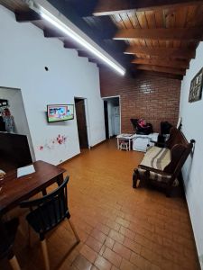Casa ph al fondo, 3 ambientes, cocina, living comedor, dos habitaciones y baño . espacio de lavadero y parrilla, cochera y atras un monoambiente totalmente independiente.  Se escuchan permutas por propiedad de interes. - imagen1