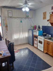 Dpto 2 amb. cocina comedor. baño, habitacion, pequeño patio y espacio para auto.  - imagen1