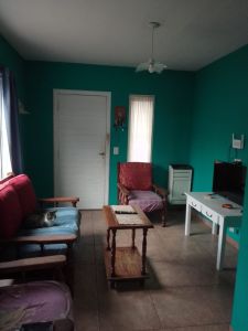 Amplia casa. En PB cuenta c/ 1 hab. living comedor, cocina, quincho c/ cocina y baño- patio c/parrilla- amplia entrada de auto, parque. 1er piso: 2 hab. balcon, baño principal- cuenta con gas natural.  - imagen1