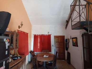 CASA AL FRENTE DE 3 AMB. + 3 DUPLEX (3 amb c/u) ENTRADA DE AUTO, AMOBLADA ( sin electrodomesticos) GAS NATURAL INSTALADO EN LA CASA , APTO CREDITO . - imagen1