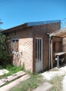 CHALET c lote de 10 x 30 , cuenta con cocina comedor, baño, habitacion, altillo . Una oportunidad! se esuchan ofertas y se acepta vehiculo como parte de pago. Cuenta con todos los servicios!!  - imagen1