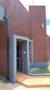 DUPLEX EN EXCELENTE ESTADO, CONSTA DE COCINA COMEDOR, DOS HABITACIONES LUMINOSAS, UN ENTREPISO QUE FUNCIONA COMO TERCERA HABITACION, BAÑO COMPLETO, PATIO COMPARTIDO, ESPACIO DE LAVADERO. TIENE GAS NATURAL Y CLOACAS. - imagen1