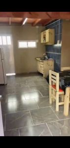 DUPLEX DE 3 AMBIENTES, CUENTA CON COCINA COMEDOR, BAÑO COMPLETO, Y EN PLANTA ALTA DOS HABITACIONES, PATIO. COCHERA DE CORTESIA. SE TOMA VEHICULO, CONSULTE! - imagen1