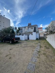 dpto de 2 ambientes con entrada de auto cubiera. Gas envasado con todo listo para instalacion de gas natural. (SIN EXPENSAS) SE ESCUCHAN PROPUESTAS - imagen1