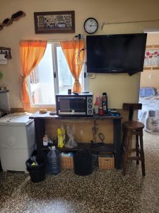 dpto en primer piso, cuenta con 2 habitaciones, cocina comedor, baño completo. Terraza de uso compatido. ACEPTA VEHICULO COMO PARTE DE PAGO / PROPIEDAD DE INTERES.  - imagen1