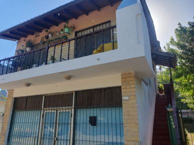 amplio dos ambientes con balcon c/parrilla. 1 er piso. Gas envasado. Se escuchan ofertas.  - imagen1