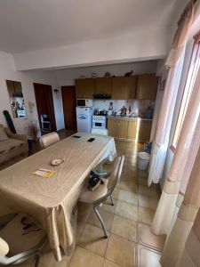 DPTO DE 2 AMBIENTES AMPLIOS, EXCELENTE ESTADO.2DO PISO POR  ESCALERA, TERRAZA COMPARTIDA CON LAVADERO  SE ESCUCHAN PROPUESTAS - imagen1