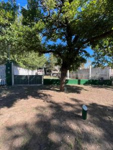 Casa sola, sobre lote de 10 x 40 mts cuenta con:  cocina-comedor, 2 habitaciones, baño, cochera cubierta , GAS NATURAL CLOACAS Se entrega con sistema de alarmas y aire acondicionado. VALOR  u$s 58000 - imagen1