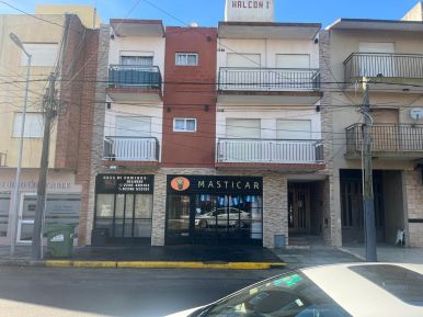 DPTO EN PLANTA BAJA, DE 2 AMBIENTES, EXCELENTE ESTADO DE CONSERVACION, HABITACION,, BAÑO Y COCINA COMEDOR, TERRAZA Y LAVADERO COMPARTIDO EN TERCER PISO. IDEAL INVERSION.  - imagen1
