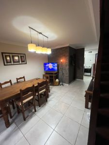 TRIPLEX de 4 ambientes, 3 dormitorios, 2 baños, cocina comedor, pato propio con parrilla, entrada de auto. SIN EXPENSAS. SOLICITE MAS FOTOS - imagen1