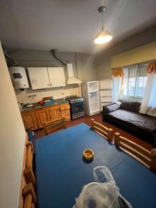 DPTO DE 2 AMBIENTES AMPLIOS, EXCELENTE UBICACION.1er PISO POR  ESCALERA, TERRAZA COMPARTIDA CON LAVADERO  SE ESCUCHAN PROPUESTAS - imagen1