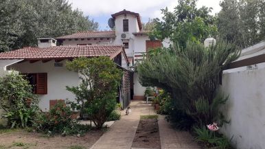 Casa en ph, 3 ambientes, 2 habitaciones, cocina, comedor, baño completo, quincho y parrilla . CUENTA CON TODOS LOS SERVICIOS. Consultanos - imagen1