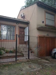 Esta casa tiene todo, casa al frente, propiedad de 3 ambientes comodos y amplios. Cuenta con patio, lavadero y cochera. Y ademas, tiene Todos los servicios!! Consultanos por mas info!! acepta permuta por otra propiedad de interes  - imagen1