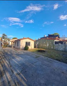 2 CASAS SOLAS EN LOTE , LA DE ATRAS A REFACCIONAR. CON GAS NATURAL Y EN UNA ZONA EXCELENTE, CERCA DE TODO!! TU HOGAR TE ESPERA   - imagen1